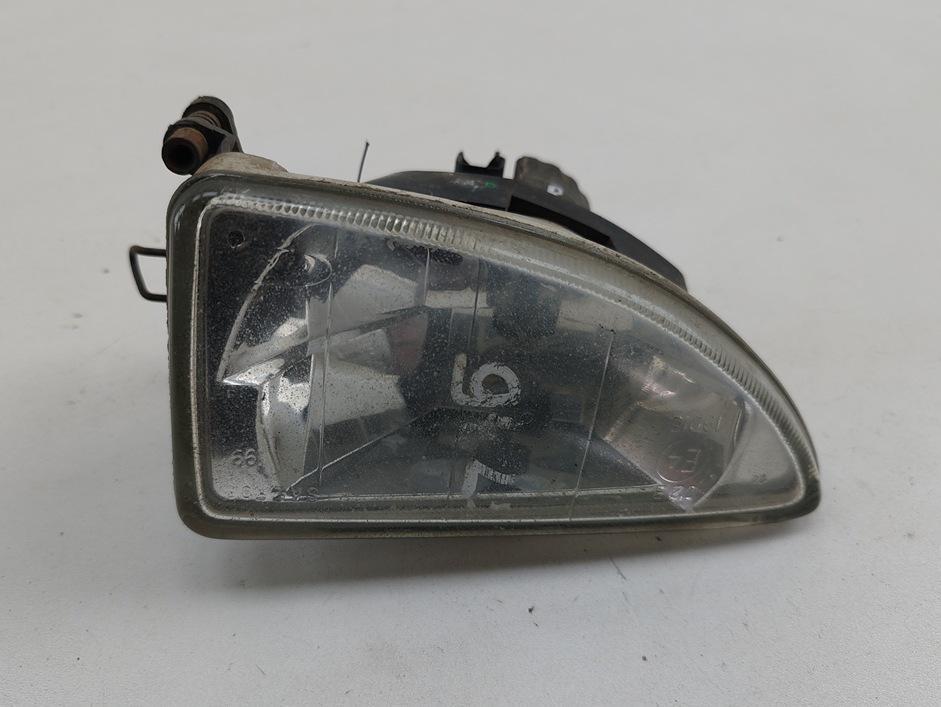 фара противотуманная правая Ford Focus 1 поколение 2000, 1.8 л., бензин, МКПП, чёрный, универсал - фото №1