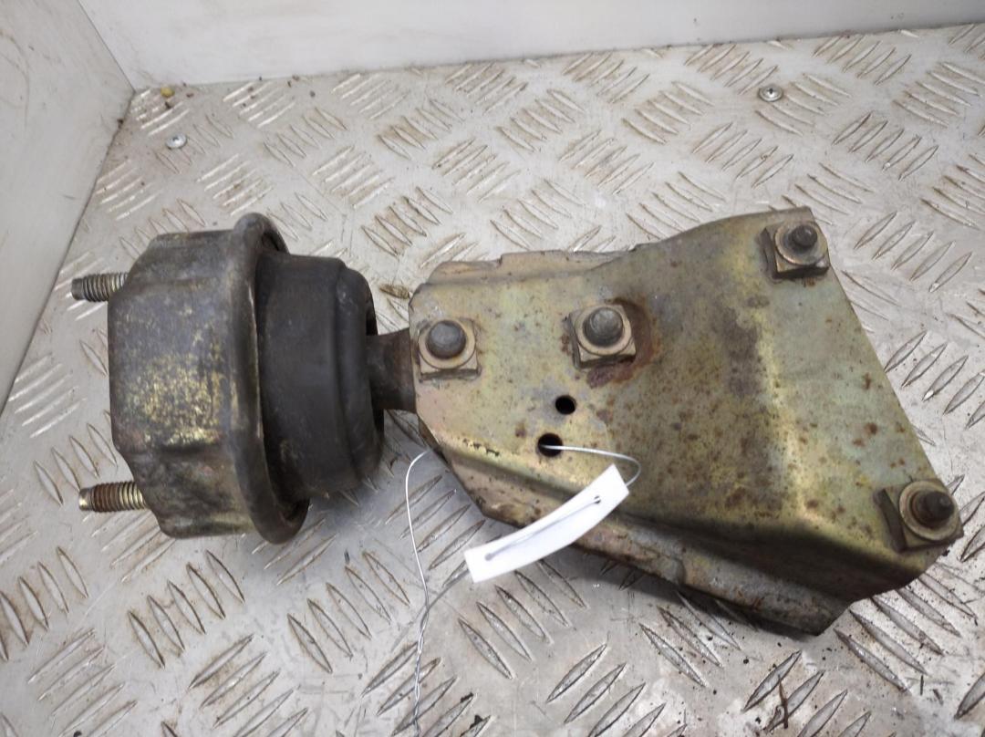 подушка крепления КПП Volkswagen Transporter T4 1996, 2.4 л., дизель, МКПП, белый, микроавтобус, 701199201 - фото №1
