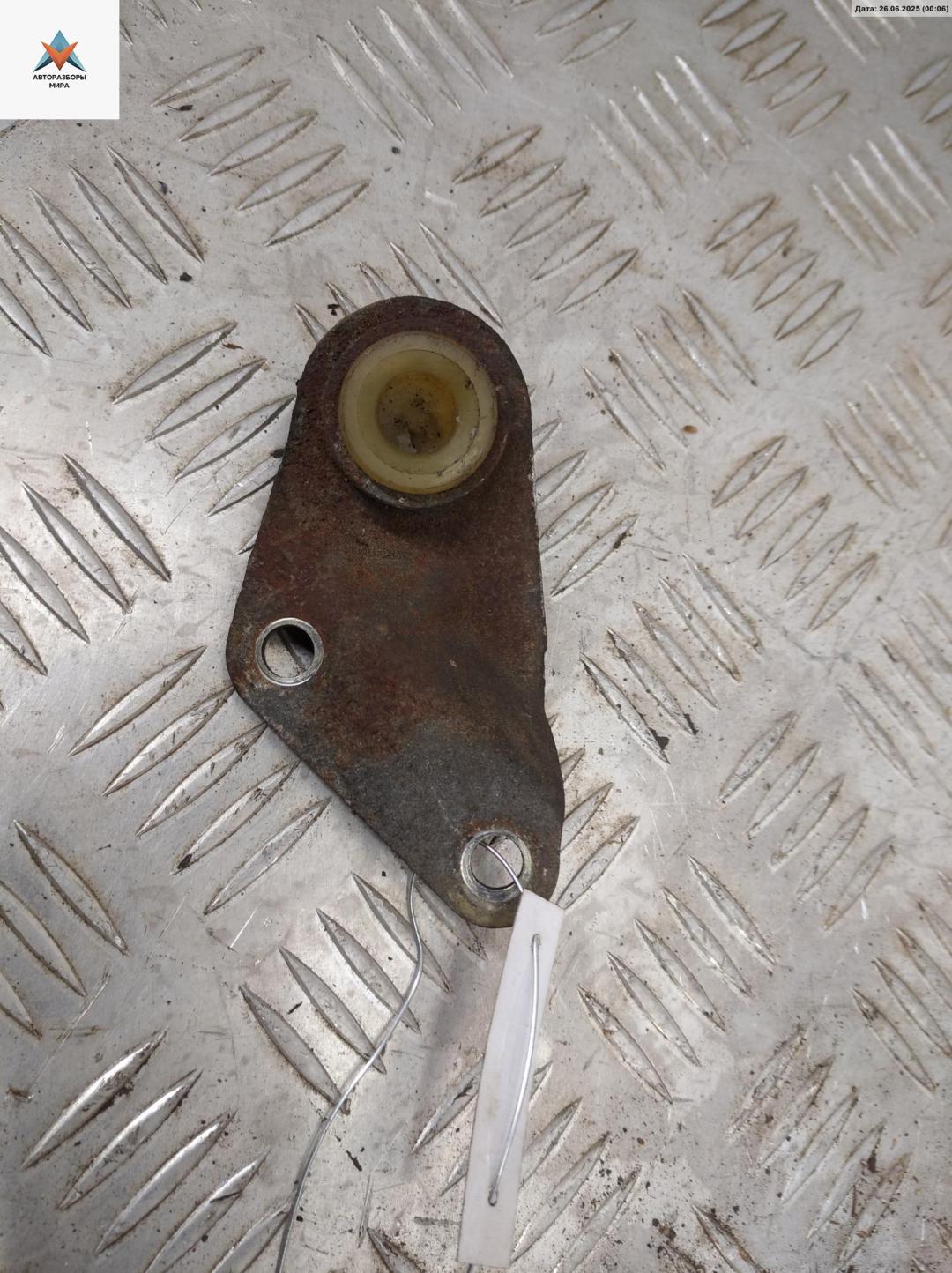 кронштейн (крепление) Volkswagen Transporter T4 1997, 2.4 л., дизель, МКПП, красный, микроавтобус - фото №1