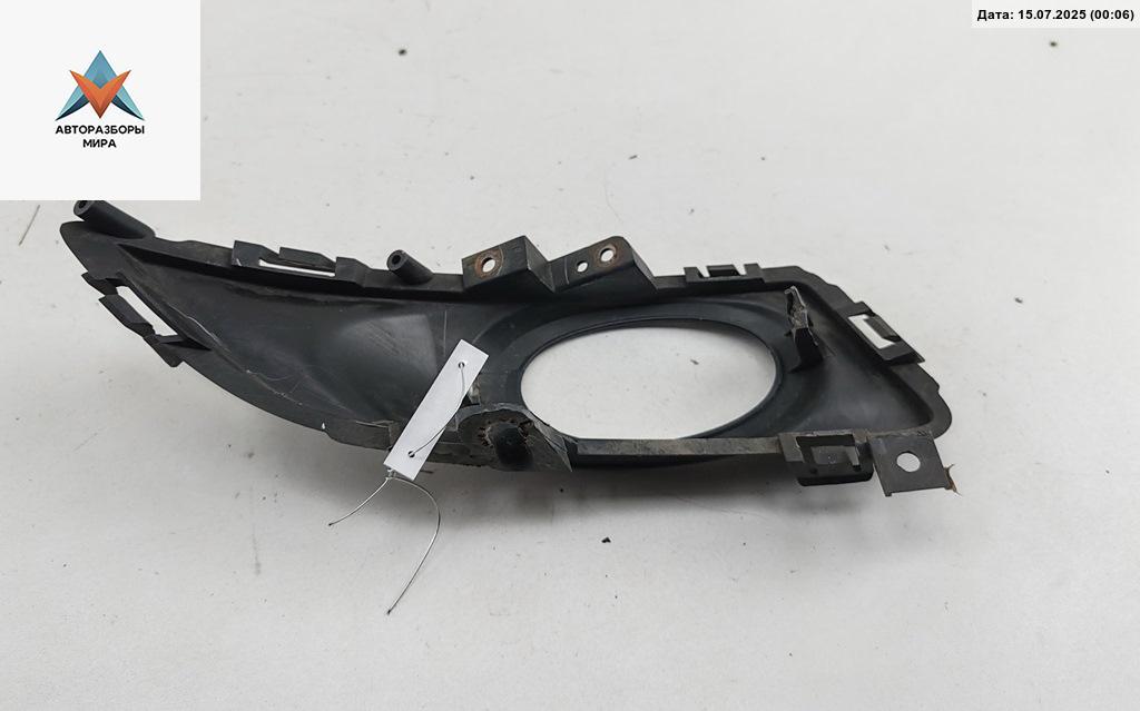 рамка фары противотуманной левой Mazda 3 BK 2004, 1.6 л., бензин, МКПП, красный, хетчбэк 5 дв. - фото №1