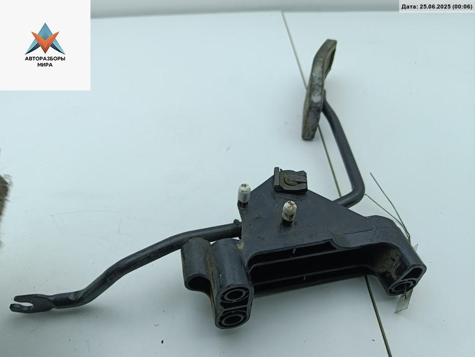 педаль Opel Astra G 2000, 1.6 л., бензин, МКПП, зелёный, универсал, 90571745 - фото №1