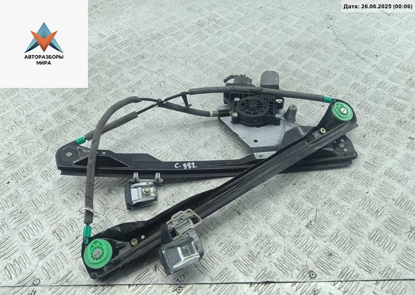 стеклоподъемник электрический передний правый Ford Focus 1 поколение 2000, 1.8 л., бензин, МКПП, чёрный, универсал, XS4123200 - фото №1