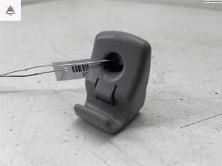 Крепление (крючок) солнцезащитного козырька Subaru Forester 2 поколение (SG) [рестайлинг] 2006, 2.0 л., бензин, МКПП, чёрный, внедорожник 5 дв.