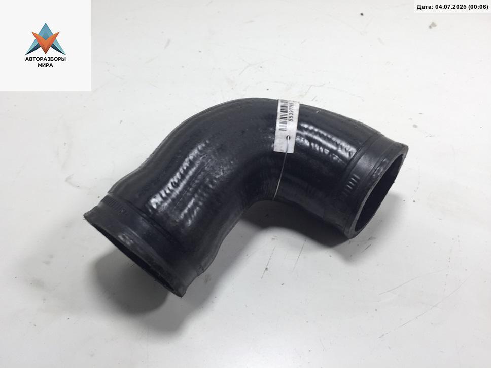патрубок интеркулера Skoda Octavia mk1 (A4 1U) 1999, 1.8 л., бензин, МКПП, чёрный, универсал, 06A145832C - фото №1