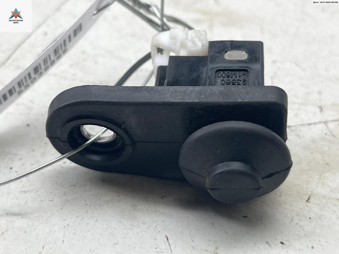 выключатель концевой (концевик) Kia Sportage 3 поколение 2012, 2.0 л., бензин, МКПП, чёрный, внедорожник 5 дв., 93560-1M500 - фото №1