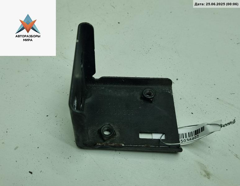 кронштейн (крепление) Volkswagen Golf 3 поколение 1997, 1.6 л., бензин, МКПП, красный, хетчбэк 5 дв., 3D5805657 - фото №1