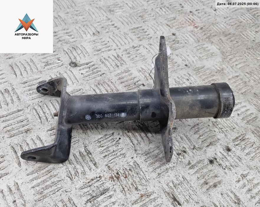 кронштейн переднего бампера Volkswagen Passat B5 1998, 1.8 л., бензин, МКПП, синий, универсал, 3B0807134A - фото №1