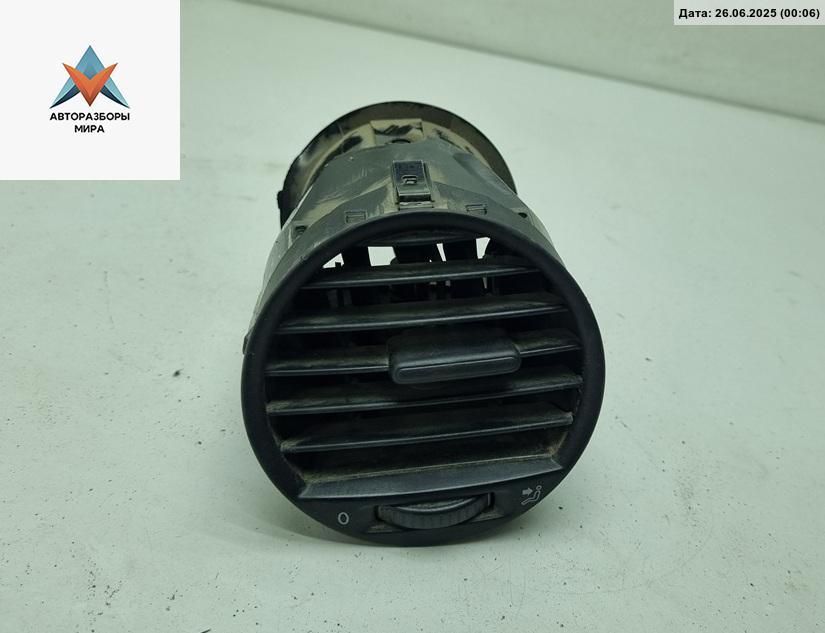 дефлектор обдува салона Volkswagen Caddy 3 поколение 2009, 1.4 л., бензин, МКПП, красный, фургон, 3VEX7039AB - фото №1