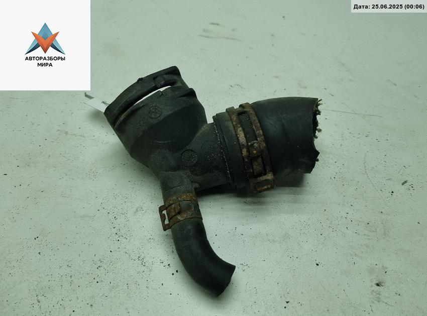 фланец (тройник) системы охлаждения Volkswagen Passat B6 2008, 1.8 л., бензин, МКПП, синий, универсал, 3C0122291 - фото №1