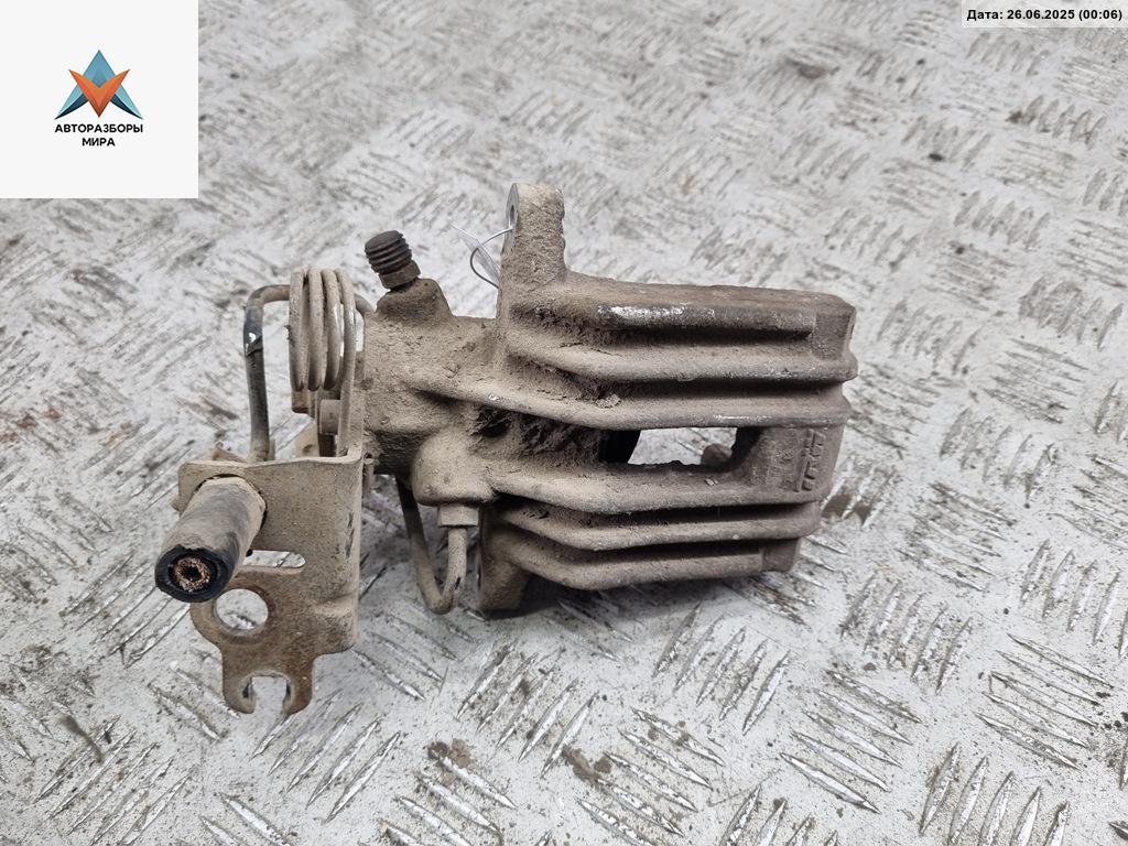 суппорт задний левый Volkswagen Caddy 3 поколение 2009, 1.4 л., бензин, МКПП, красный, фургон - фото №1