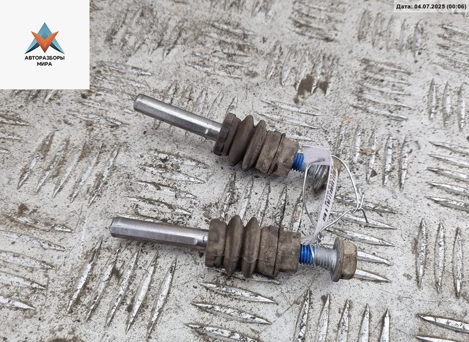 Болт крепления Volkswagen Caddy 3 поколение 2009, 1.4 л., бензин, МКПП, красный, фургон - фото №1