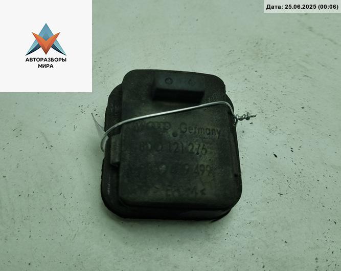 кронштейн радиатора Volkswagen Passat B5 1998, 1.8 л., бензин, МКПП, синий, универсал, 8D0121276 - фото №1