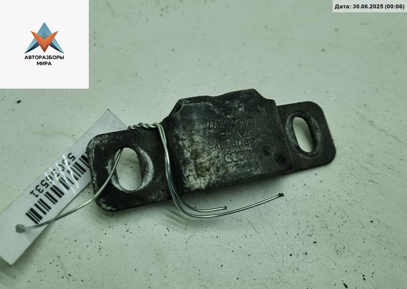 кронштейн радиатора Volkswagen Passat B5 1998, 1.8 л., бензин, МКПП, синий, универсал, 4D0260427 - фото №1