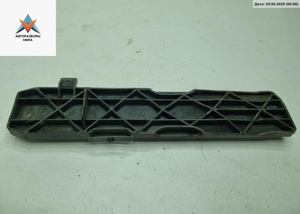 накладка на торпедо (консоль) Volkswagen Caddy 3 поколение 2009, 1.4 л., бензин, МКПП, красный, фургон, 1K0819422B - фото №1