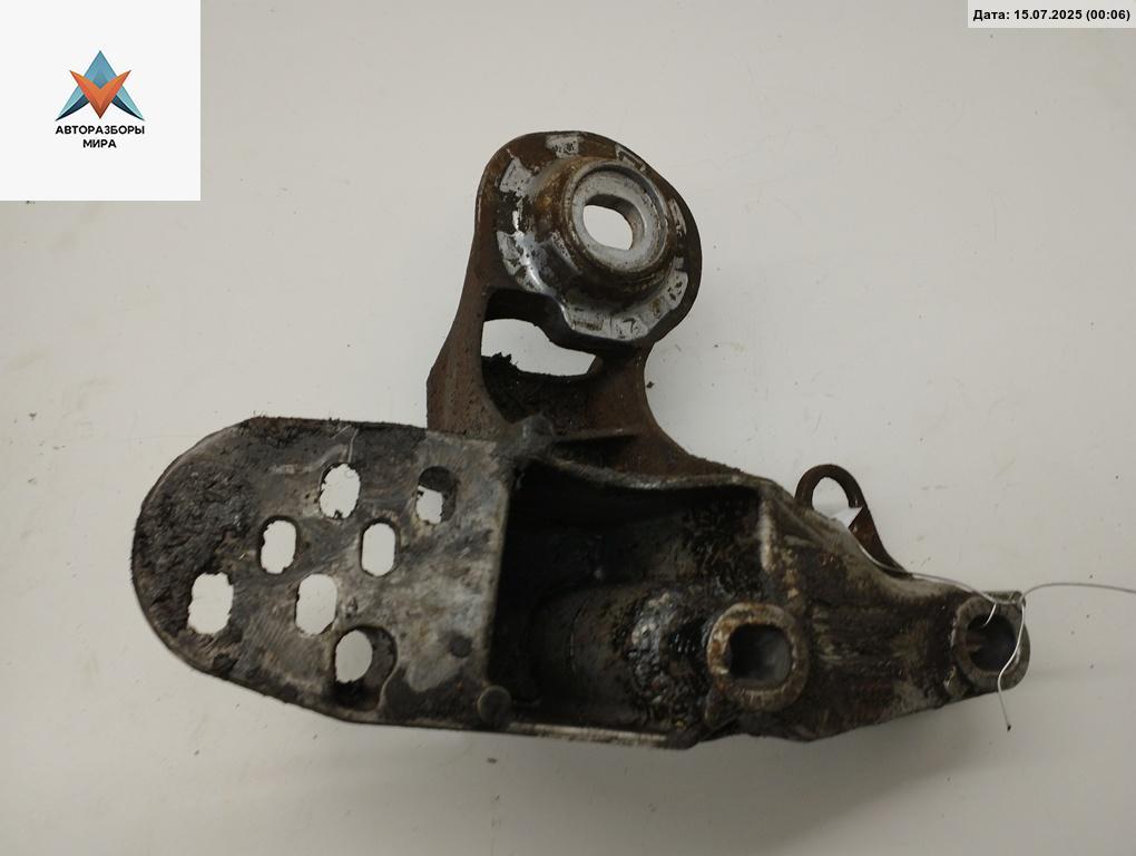 крепление стабилизатора / втулки стабилизатора Audi A6 4B/C5 1998, 2.5 л., дизель, МКПП, синий, универсал, 4B0199351B - фото №1