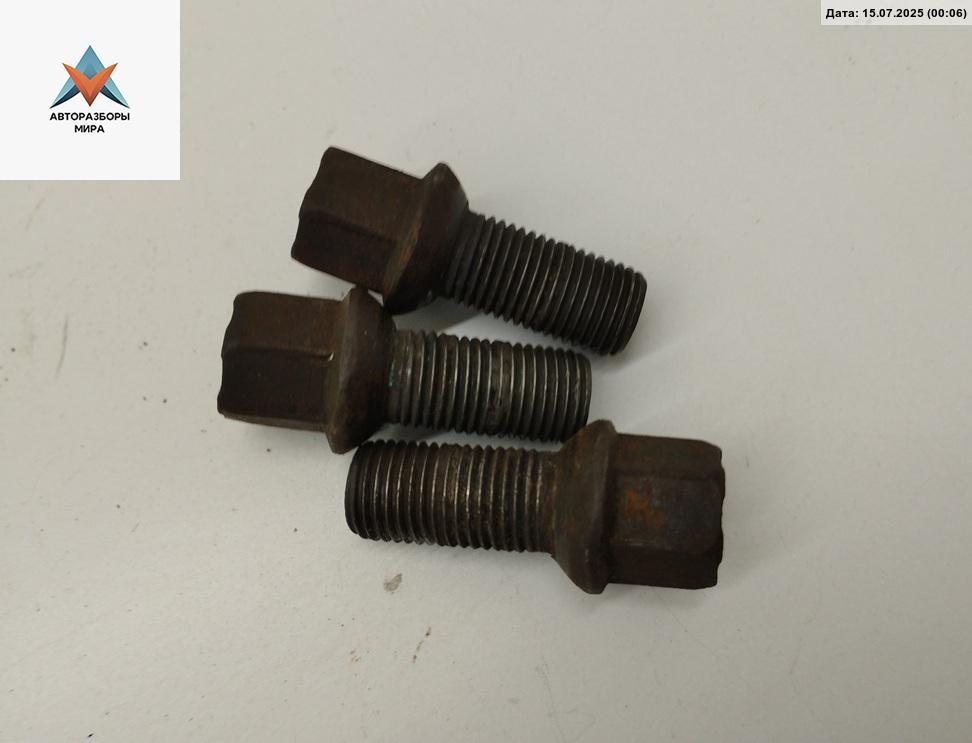 болт колесный Audi A6 4B/C5 2000, 1.8 л., Ti, бензин, МКПП, зелёный, универсал - фото №1