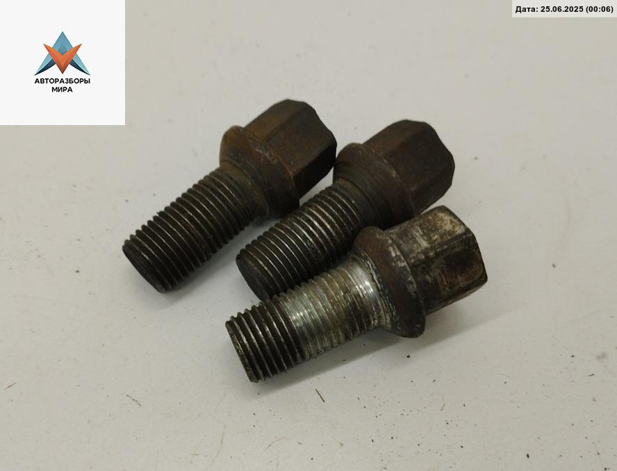 болт колесный Audi A6 4B/C5 2000, 1.8 л., Ti, бензин, МКПП, зелёный, универсал - фото №1