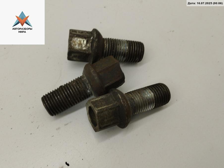 болт колесный Audi A6 4B/C5 2000, 1.8 л., Ti, бензин, МКПП, зелёный, универсал - фото №1