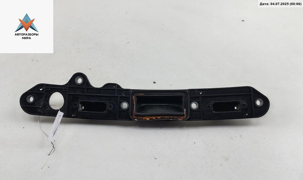 кнопка открытия багажника Volkswagen Touran 1 поколение 2003, 1.6 л., бензин, МКПП, серый, минивэн, 1T0827574 - фото №1