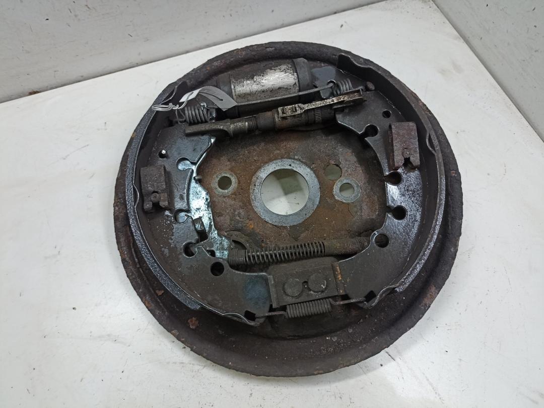 защитный кожух тормозного механизма Opel Corsa D 2006, 1.0 л., бензин, МКПП, белый, хетчбэк 3 дв.