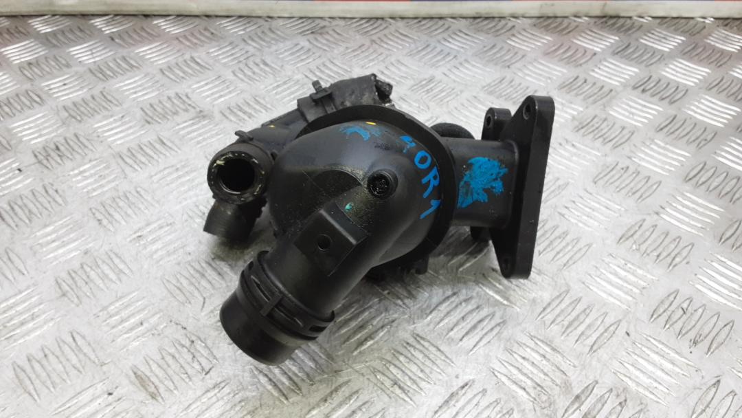 Корпус термостата дизельный Land Rover Discovery Sport 1 поколение 2016, 2.0 л., дизель, МКПП, внедорожник 5 дв. - фото №1