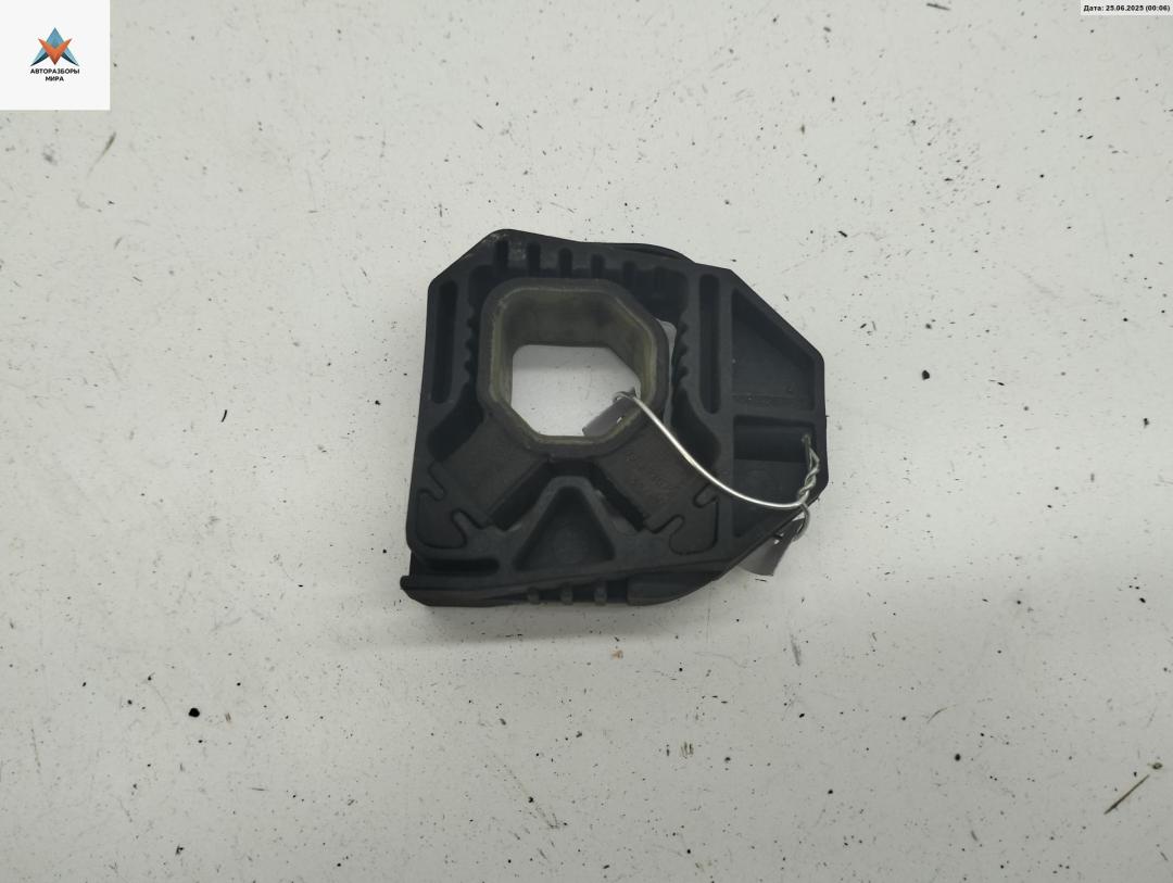 кронштейн радиатора Volkswagen Passat B6 2006, 2.0 л., дизель, МКПП, чёрный, универсал, 1Z0121567B - фото №1