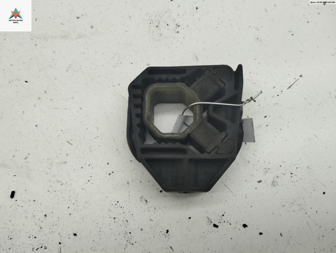 кронштейн радиатора Volkswagen Passat B6 2006, 2.0 л., дизель, МКПП, чёрный, универсал, 1K0121567D - фото №1