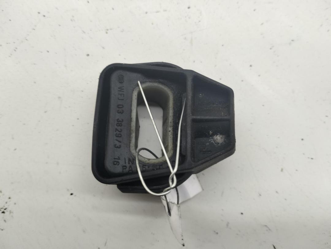 кронштейн радиатора Volkswagen Bora 1999, 2.3 л., бензин, МКПП, чёрный, универсал, 1J0121367A