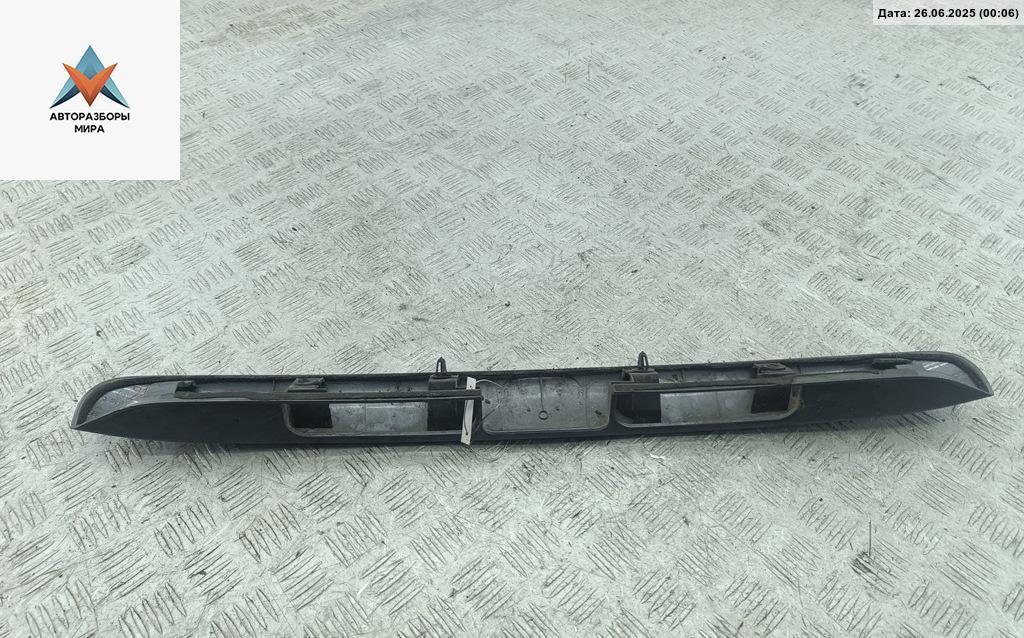 накладка подсветки номера Honda Civic 8 поколение 2005, 1.4 л., бензин, МКПП, серый, хетчбэк 3 дв., 74890-S5T-E010-M1 - фото №1