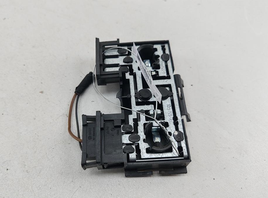 Плата фонаря заднего правого Volkswagen Passat B3 1992, 1.8 л., бензин, МКПП, зелёный, седан, 321945259 - фото №1