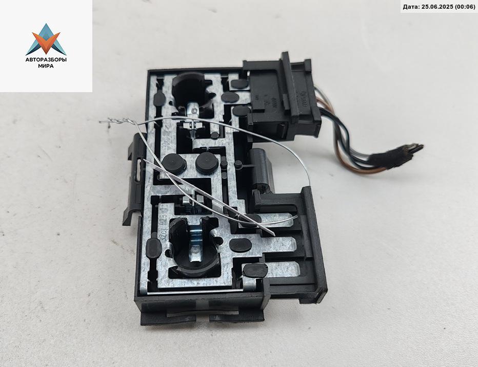 панель заднего левого фонаря Volkswagen Passat B3 1992, 1.8 л., бензин, МКПП, зелёный, седан, 321945259 - фото №1