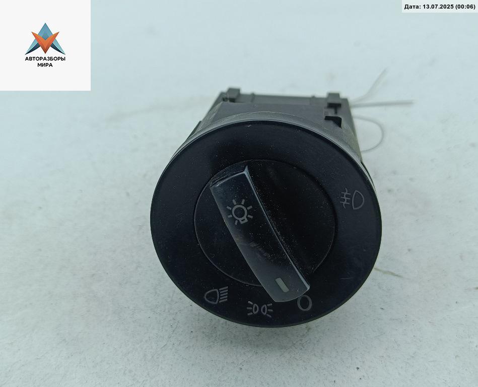 переключатель света Volkswagen Bora 1 поколение 1999, 2.0 л., бензин, МКПП, чёрный, универсал - фото №1