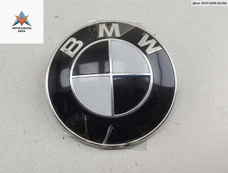эмблема BMW 5 серия F07/F10/F11 2011, 2.0 л., дизель, МКПП, чёрный, универсал, 8132375.103334-10 - фото №1