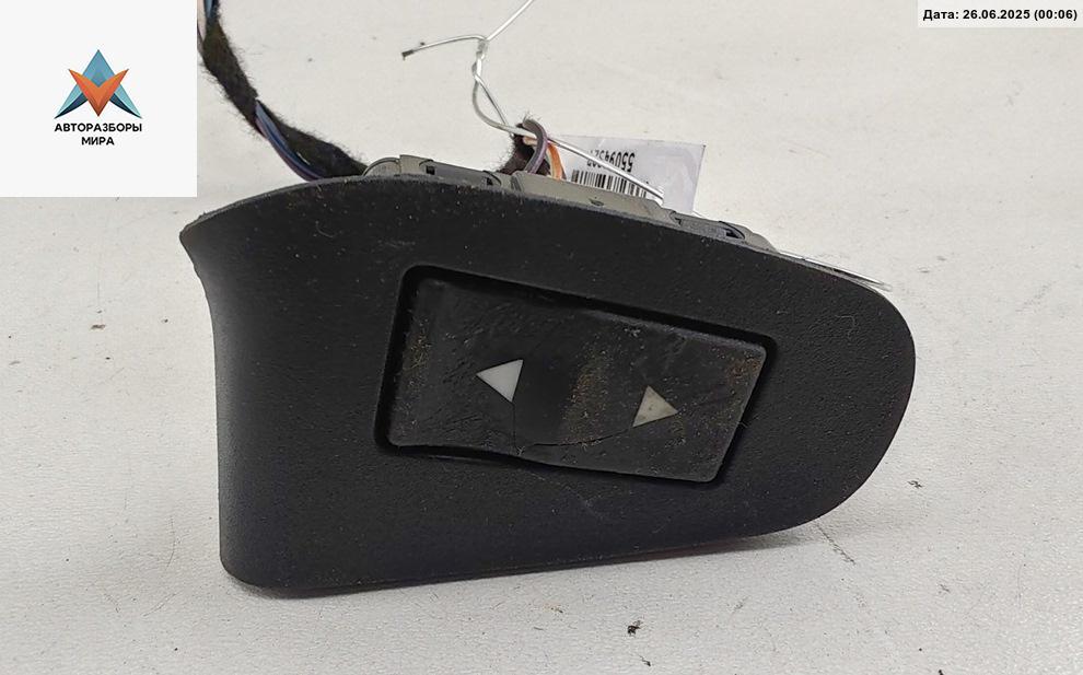 кнопка стеклоподъемника переднего правого Fiat Stilo 1 поколение 2002, 1.6 л., бензин, МКПП, чёрный, хетчбэк 5 дв., B569 - фото №1