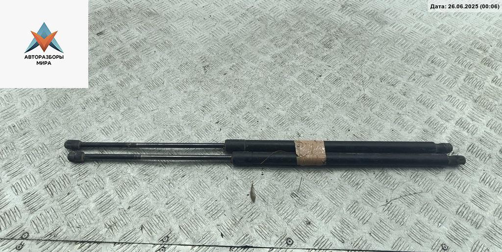 амортизатор крышки багажника (3-5 двери) Volkswagen Caddy 3 поколение 2009, 1.4 л., бензин, МКПП, красный, фургон - фото №1