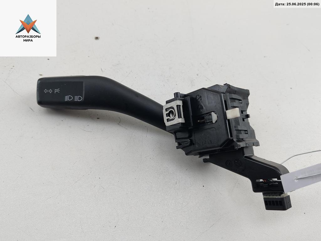 переключатель поворотов Volkswagen Golf 5 поколение 2005, 1.4 л., бензин, МКПП, чёрный, хетчбэк 5 дв., 1K0953513 - фото №1
