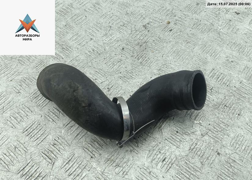 патрубок интеркулера Volkswagen Passat B5 1997, 1.9 л., дизель, МКПП, синий, универсал, 06B145856A - фото №1