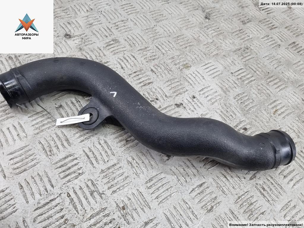 патрубок интеркулера Volkswagen Passat B5 1997, 1.9 л., дизель, МКПП, синий, универсал, 8D0145844A - фото №1