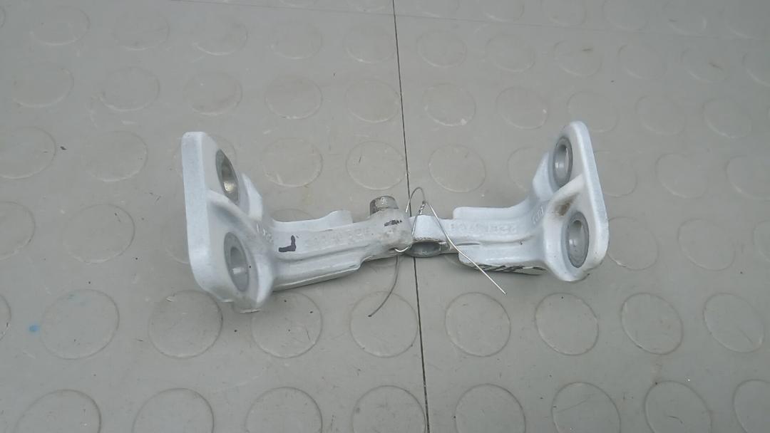 Петля передняя левая Land Rover Discovery Sport 1 поколение 2016, 2.0 л., дизель, МКПП, внедорожник 5 дв. - фото №1