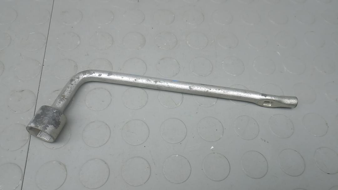 ключ колесный (балонный) Nissan X-Trail T32 2014, 1.6 л., дизель, МКПП, внедорожник 5 дв. - фото №1