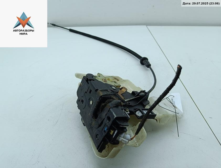 замок двери передней левой Volkswagen Polo 4 поколение 2002, 1.2 л., бензин, МКПП, чёрный, хетчбэк 3 дв. - фото №1