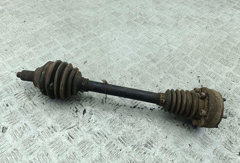 полуось передняя левая (приводной вал, ШРУС) Volkswagen Polo 2002, 1.2 л., бензин, МКПП, чёрный, хетчбэк 3 дв.