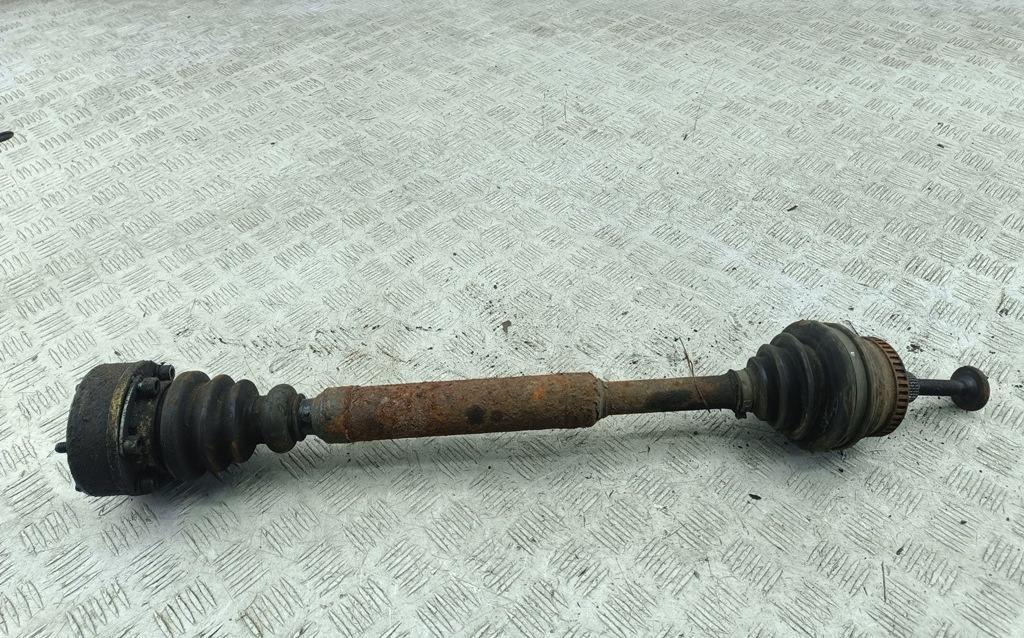 полуось передняя левая (приводной вал, ШРУС) Volkswagen Passat B5 1998, 1.6 л., бензин, МКПП, чёрный, универсал - фото №1