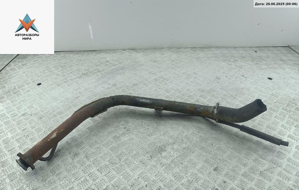 горловина топливного бака SsangYong Musso 1 поколение 1996, 2.3 л., бензин, АКПП, синий, внедорожник 5 дв. - фото №1