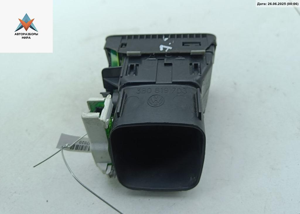 дефлектор обдува салона Volkswagen Passat B5 1997, 1.9 л., дизель, МКПП, синий, универсал - фото №1