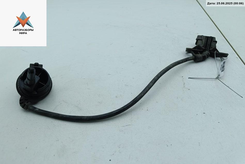 Датчик включения заднего хода (лягушка) Volkswagen Passat B5 1997, 1.9 л., дизель, МКПП, синий, универсал - фото №1