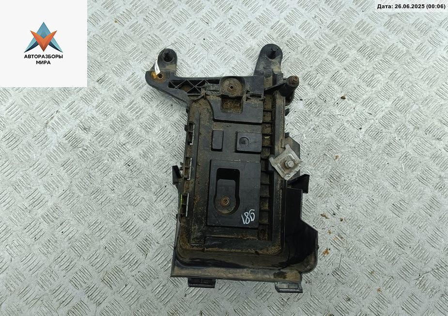 полка аккумулятора Volkswagen Passat B6 2008, 1.8 л., бензин, МКПП, чёрный, универсал - фото №1