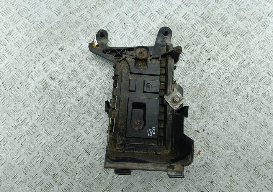 полка аккумулятора Volkswagen Passat B6 2008, 1.8 л., бензин, МКПП, чёрный, универсал