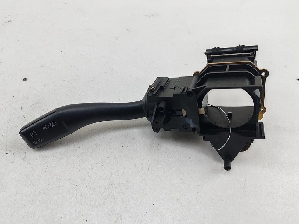 переключатель поворотов Audi A4 B6 2002, 2.5 л., дизель, МКПП, синий, универсал, 8E0953513