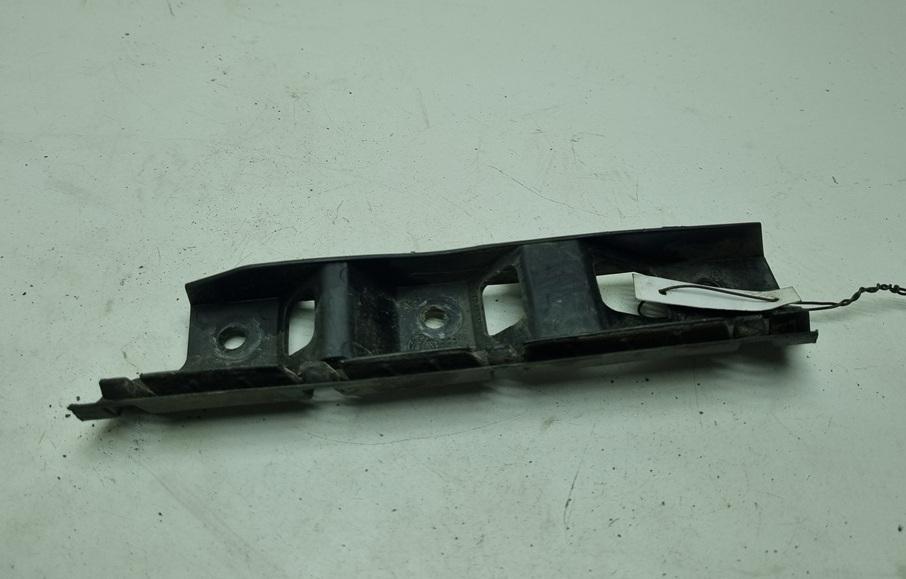кронштейн переднего бампера Volkswagen Passat B6 2006, 2.0 л., дизель, МКПП, чёрный, универсал, 3C0807183 - фото №1